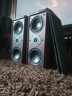 Jamo classic 4 bookshelf speakers with high-end audio output and bass you can feel.Perfect for movie