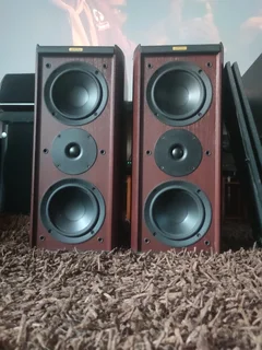 Jamo classic 4 bookshelf speakers with high-end audio output and bass you can feel.Perfect for movie