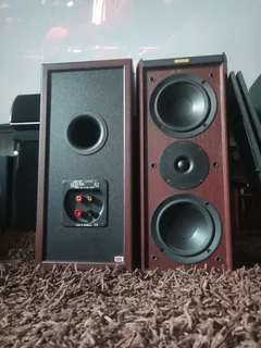 Jamo classic 4 bookshelf speakers with high-end audio output and bass you can feel.Perfect for movie