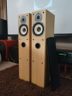 Tannoy mercury MX3 light maple floorstanding speakers in excellent condition with quality bass and c