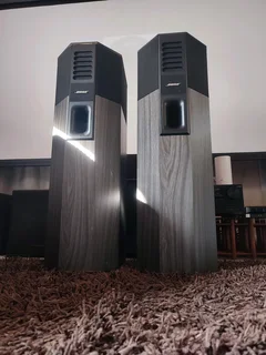 Bose 701 floorstanding speakers in immaculate condition with high-end audio output and bass perfect