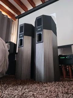 Bose 701 floorstanding speakers in immaculate condition with high-end audio output and bass perfect