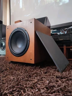 Castle Cube active 10 inch subwoofer in immaculate condition with high-end bass output perfect for m