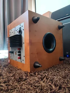 Castle Cube active 10 inch subwoofer in immaculate condition with high-end bass output perfect for m