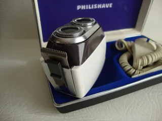 VINTAGE ELECTRIC  PHILISHAVE TWIN HEAD WITH BUILT IN SIDE TRIMMER (MADE IN HOLLAND).