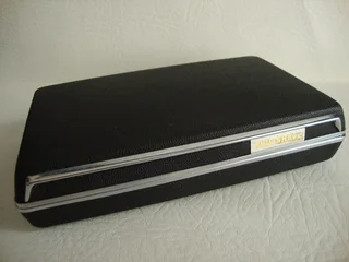 VINTAGE ELECTRIC  PHILISHAVE TWIN HEAD WITH BUILT IN SIDE TRIMMER (MADE IN HOLLAND).