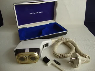 VINTAGE ELECTRIC  PHILISHAVE TWIN HEAD WITH BUILT IN SIDE TRIMMER (MADE IN HOLLAND).