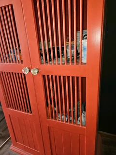 Cupboard with 2 shelves