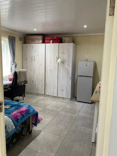 Spacious room in a 2bedroom apartment sharing lounge kitchen and bathroom by berea spar,BP garage,