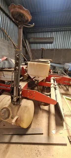MASSEY 4 ROW PLANTER