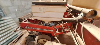 MASSEY 4 ROW PLANTER