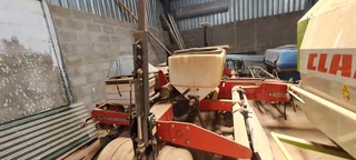 MASSEY 4 ROW PLANTER