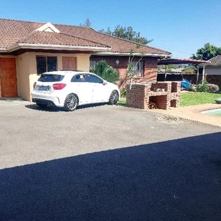 Upmarket Bachelor flat to let in Hayfields Pietermaritzburg