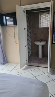 Hayfields upmarket Bachelor flat to let