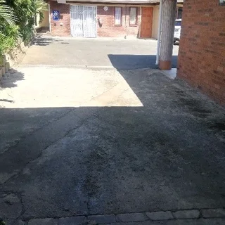 Hayfields upmarket Bachelor flat to let