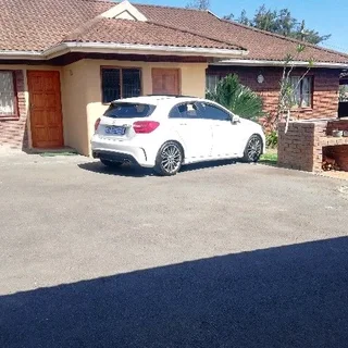 Hayfields upmarket Bachelor flat to let