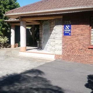 Hayfields upmarket Bachelor flat to let