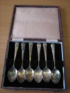 6x Antique teaspoons in original box