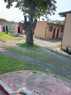 CLAIRWOOD COMMERCIAL PROPERTY FOR SALE OR TO LEASE IN BUSY INDUSTRIAL HUB