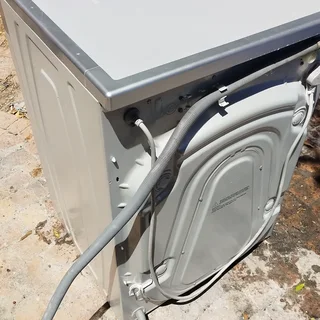 Hisense 8kg washer in great condition but not coming on. Selling as is. R650.