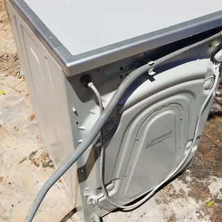 Hisense 8kg washer in great condition but not coming on. Selling as is. R650.