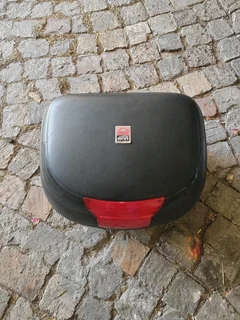 Givi top box with bracket and key