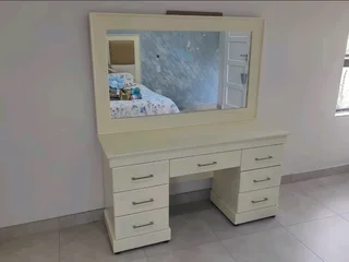 Bedroom furniture set