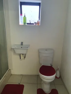 2 bedrooms available in  Summerstrand - a 6 bed house  for students or young professional