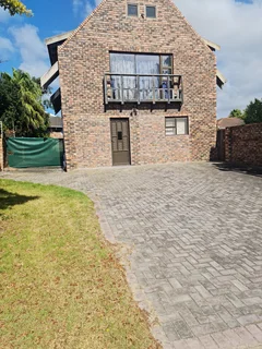 2 bedrooms available in  Summerstrand - a 6 bed house  for students or young professional