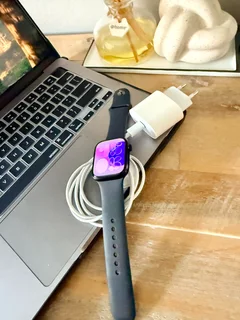 Apple Watch Series 8 (45MM) GPS Only, Excellent Conditon &#43; Charger