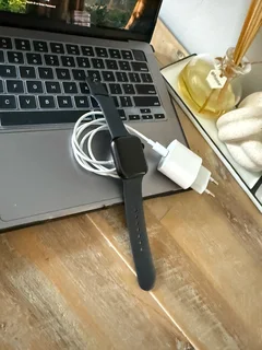 Apple Watch Series 8 (45MM) GPS Only, Excellent Conditon &#43; Charger