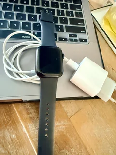 Apple Watch Series 8 (45MM) GPS Only, Excellent Conditon &#43; Charger