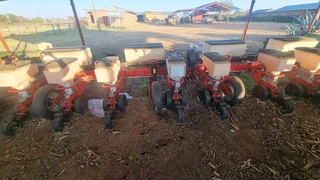 Massey Ferguson 555 Planter 8 Ry.