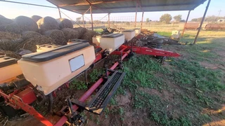 Massey Ferguson 555 Planter 8 Ry.