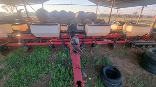 Massey Ferguson 555 Planter 8 Ry.