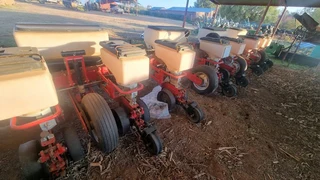 Massey Ferguson 555 Planter 8 Ry.