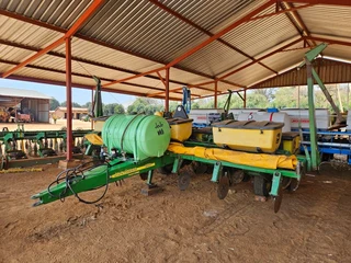 John Deere MaxEmerge 1750 Vacuum 6 Ry 0.91 Planter