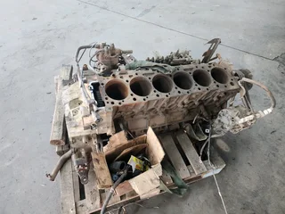 Isuzu FTR800 6hh1 engine stripping for parts