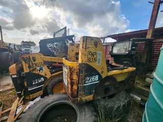 STRIPPING CAT 226b skidsteers