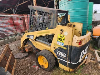 STRIPPING CAT 226b skidsteers