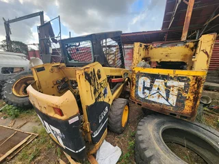 STRIPPING CAT 226b skidsteers