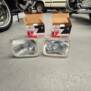 Set of new head lighst for Nissan 1 Tonner