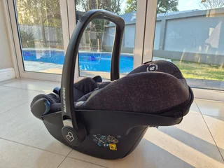 Maxi Cosi Pebble Plus car baby seat &#43; Maxi Cosi 2wayfix base