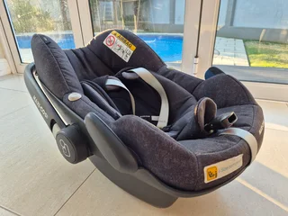 Maxi Cosi Pebble Plus car baby seat &#43; Maxi Cosi 2wayfix base