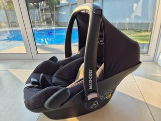 Maxi Cosi Pebble Plus car baby seat &#43; Maxi Cosi 2wayfix base