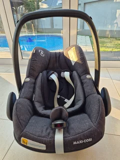 Maxi Cosi Pebble Plus car baby seat &#43; Maxi Cosi 2wayfix base