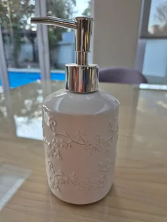 Soap dispenser (porcelain textured design)