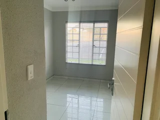 Apartment available to share for immediate occupation!