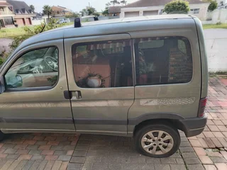 2004 Peugeot Partner Panel Van new license and brand new battery drives perfectly backseats included