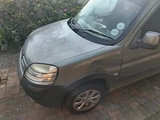 2004 Peugeot Partner Panel Van new license and brand new battery drives perfectly backseats included